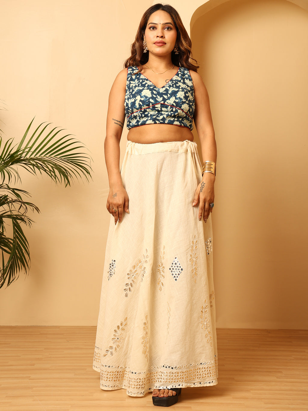 Women’s Blue Floral Printed Sleeveless V-Neck Crop Blouse