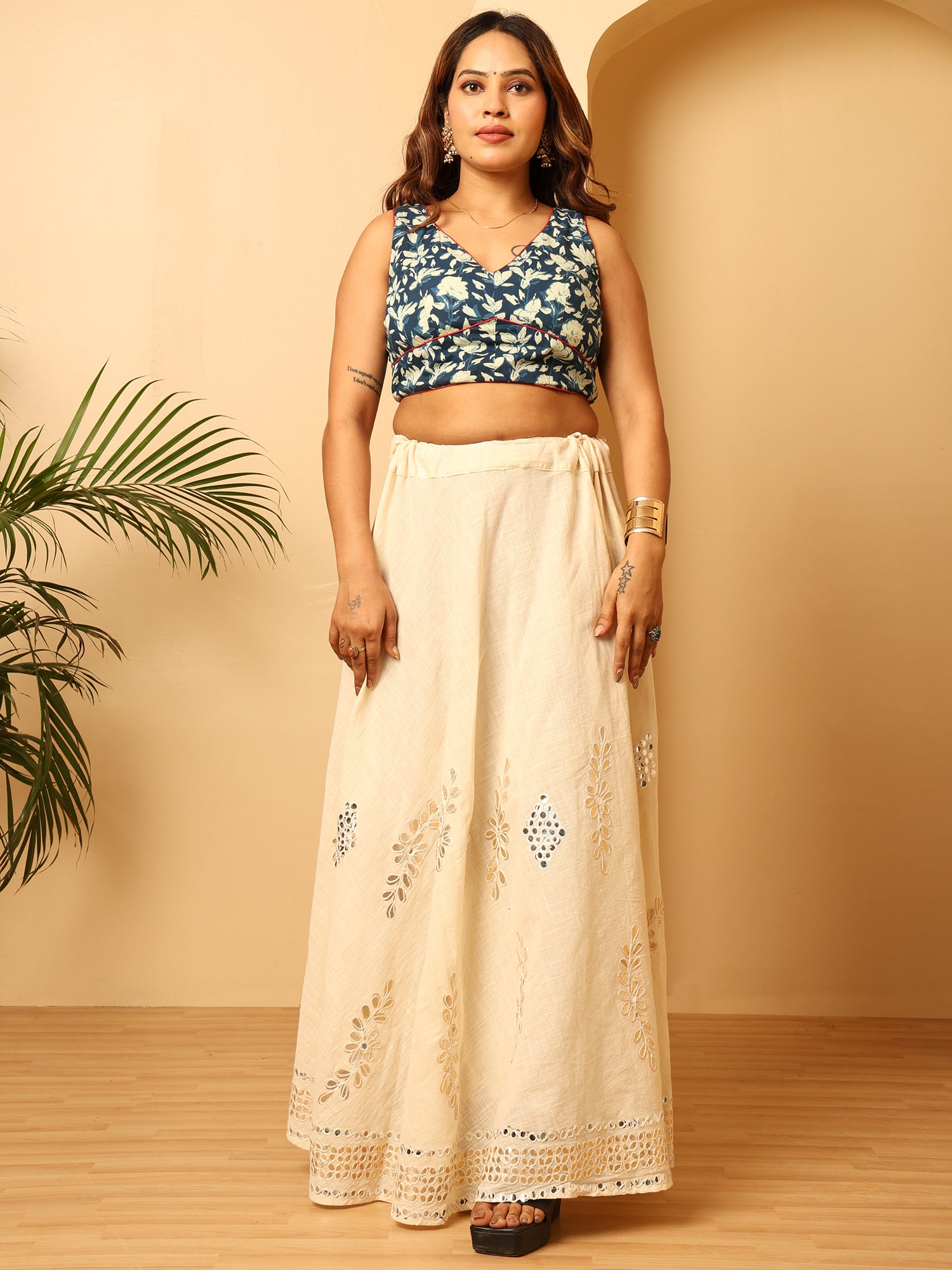 Women’s Blue Floral Printed Sleeveless V-Neck Crop Blouse