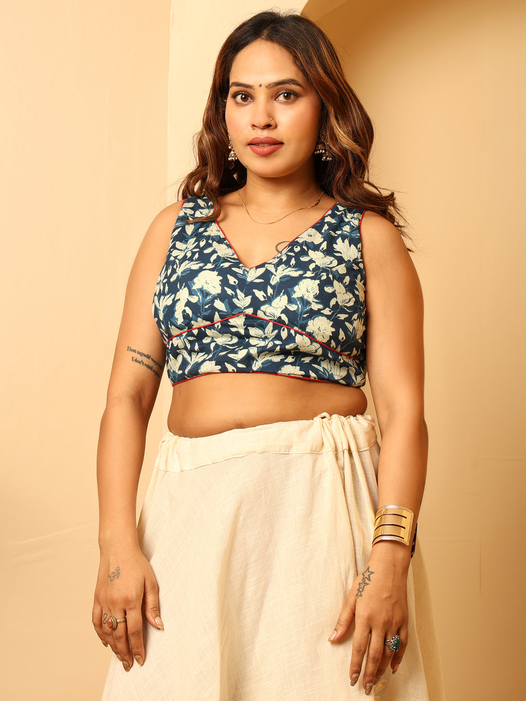 Women’s Blue Floral Printed Sleeveless V-Neck Crop Blouse