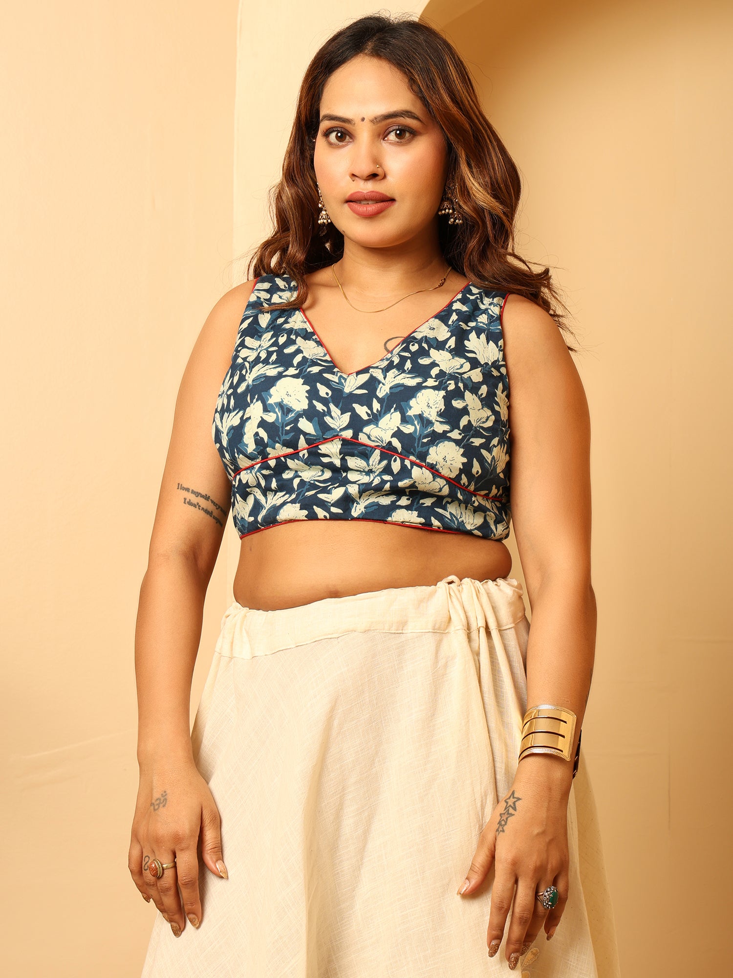 Women’s Blue Floral Printed Sleeveless V-Neck Crop Blouse